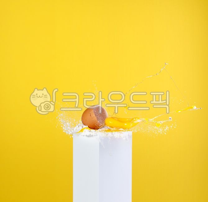 gluten,popping,Perpendicular,egg,Destruction,concept,yellow,skin,careful,eggshell,powder,White space,weak,baking,edge,crack,corner,white pillar,flour,copy space,stop motion,ingredients,cooking,husks,levitation,broken,falling,bread,motion,raw,Public,food,e