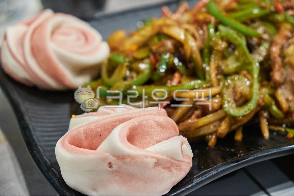 Red pepper japchae,platter,Chinese cuisine,Chinese bread,plate,Green pepper dish,Chinese food,flower bread,Red pepper dish,food