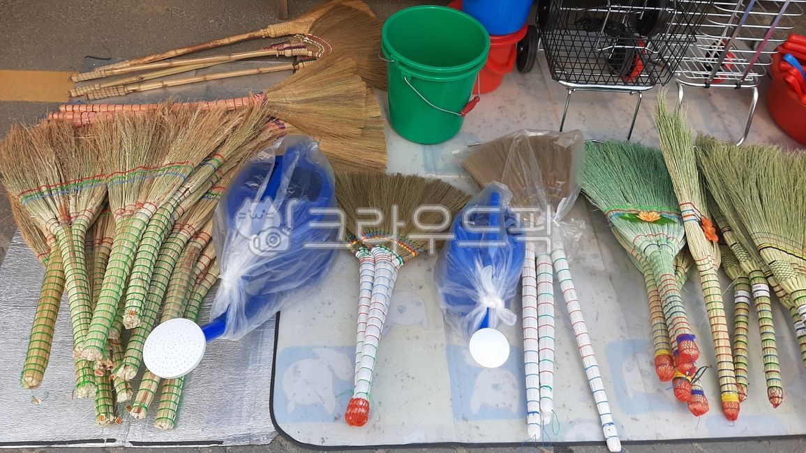 빗자루,물조리개,싸리빗자루,물통,노점판매,노점,조리개,옛날빗자루,시장,판매,좌판대,길거리