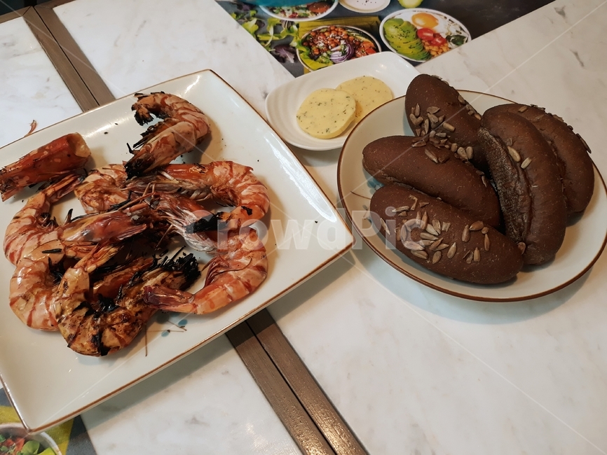 식당,레스토랑,테이블,식탁,음식,요리,접시,그릇,사각,사각접시,원형접시,원형,빵,브래드,견과,견과류,치즈,유제품,새우,해산물,새우구이,구이,하이앵글,탑앵글