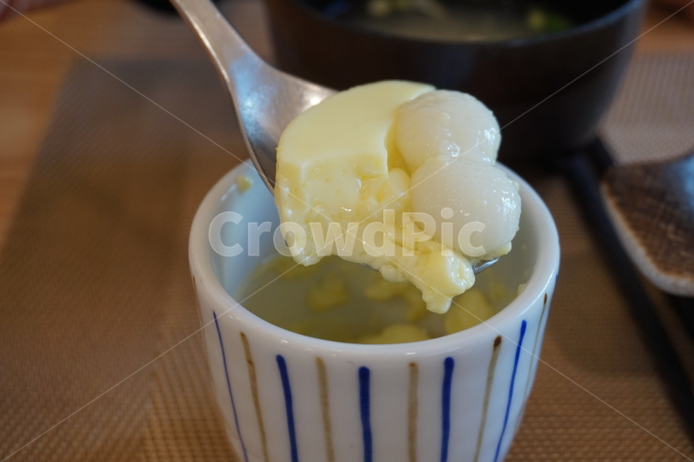 숟가락,한입,계란,조랭이떡,식사,외식,회식,안주,술안주,음식,식재료,요리,떡,뜨다,한숟가락
