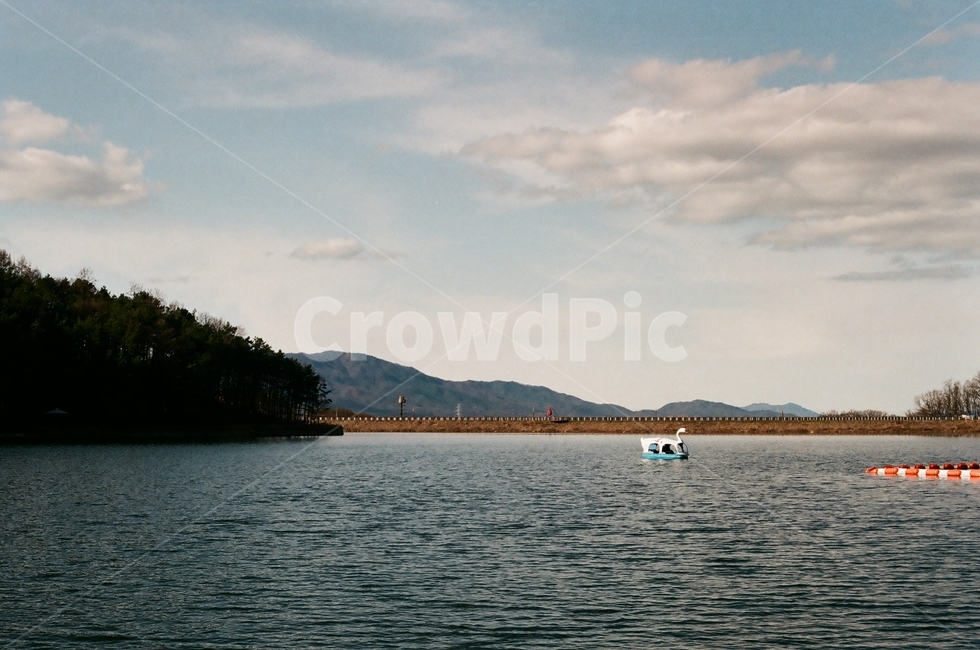 하늘,호수,구름,산,저수지,오리배,자연,풍경,nature,landscape,land,땅,outdoors,옥외,water,물,sea,바다,ocean,대양,shoreline,해안선,vehicle,차량,transportation,교통,boat,보트
