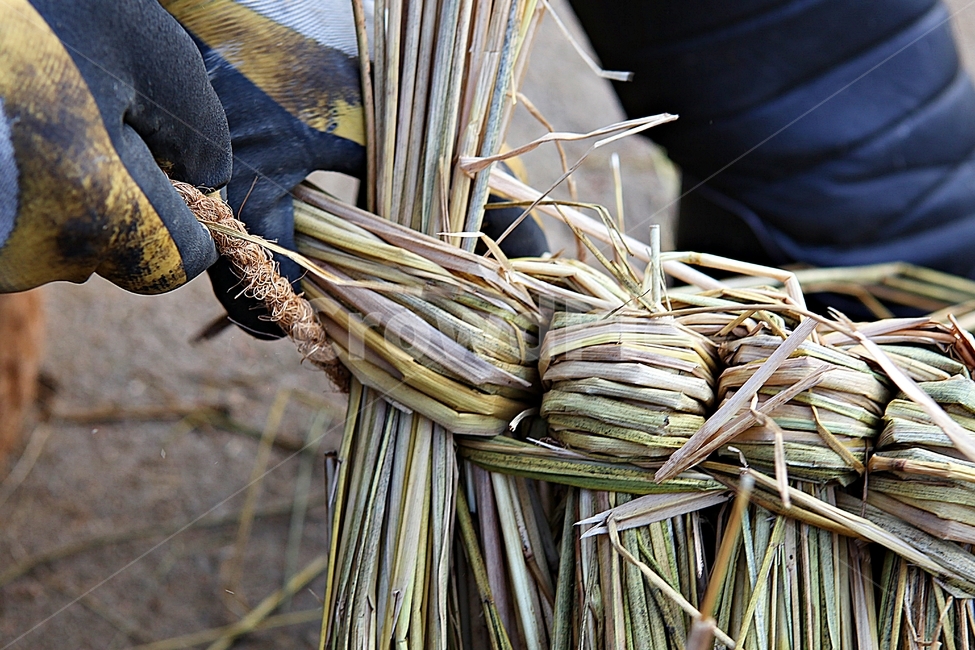 traditional crafts,folk art,thatched roof,nature,rice straw,plant,straw thatch,knot,dragon dry,straw,roofing material