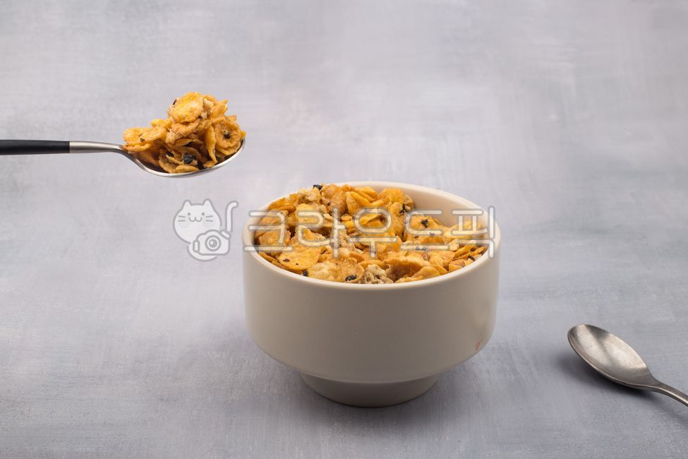 씨리얼,시리얼,그래놀라,후레이크,통곡물,곡물,오트밀,우유,아침식사,간편식,음식,스푼,숟가락,음식,식재료,요리,food,cook,meal,dishes,food reserves,아침식사,조식,브런치,breakfast,brunch