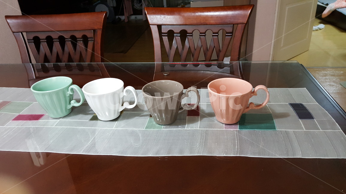 탁자,의자,컵,실내,인테리어,주방,키친,부엌,주방용품,요리도구,kitchen,kitchenware,cookroom,cookingutensil,사물,물건,오브젝트,thing,object,matter