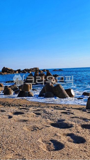 바다,겨울바다,백사장,해변가,발자욱,수평선,갯바위,horizon,nature,sky,beach,sea,rock