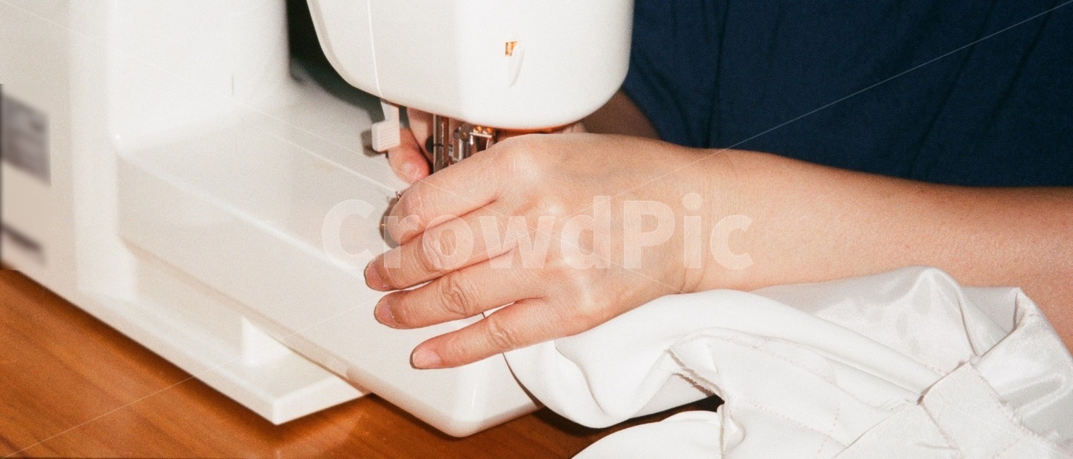 재봉틀,봉제,미싱,인물,원단,바늘,손,작업,sewing,sewingmachine,needlework,dressmaking,handmade,사람,인물,인간,human,person,신체일부,몸,body