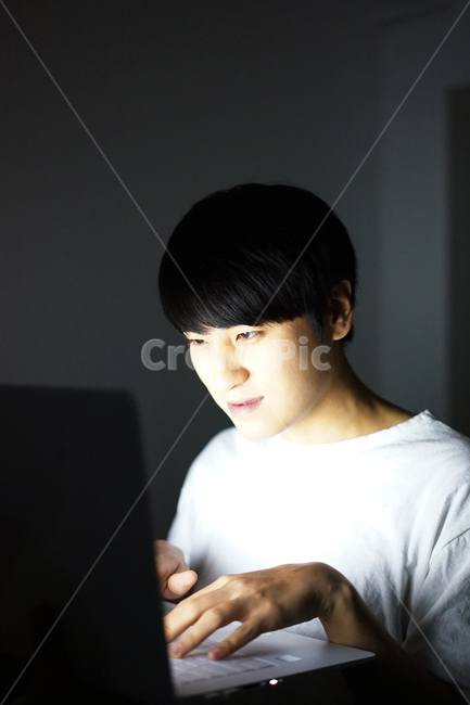 중독,인터넷중독,컴퓨터중독,게임중독,남자,게임,게이머,밤샘,addiction,gamer,game,computer,man,사람,인물,인간,human,person,얼굴표정,facial expression,face,남성,남자,man,male,정보통신기술,전자기기,전자제품,it,information,technology,electronic equipment