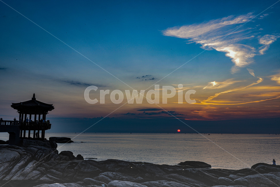 일출,일몰,아침,바다,태양,몽환적,감성적,동해,동해바다,자연,landscape,nature,koreannaturelandscape,해돋이,해넘이,구름,풍경,영금정,속초,속초해돋이,명소,주황,분위기,석양,빛
