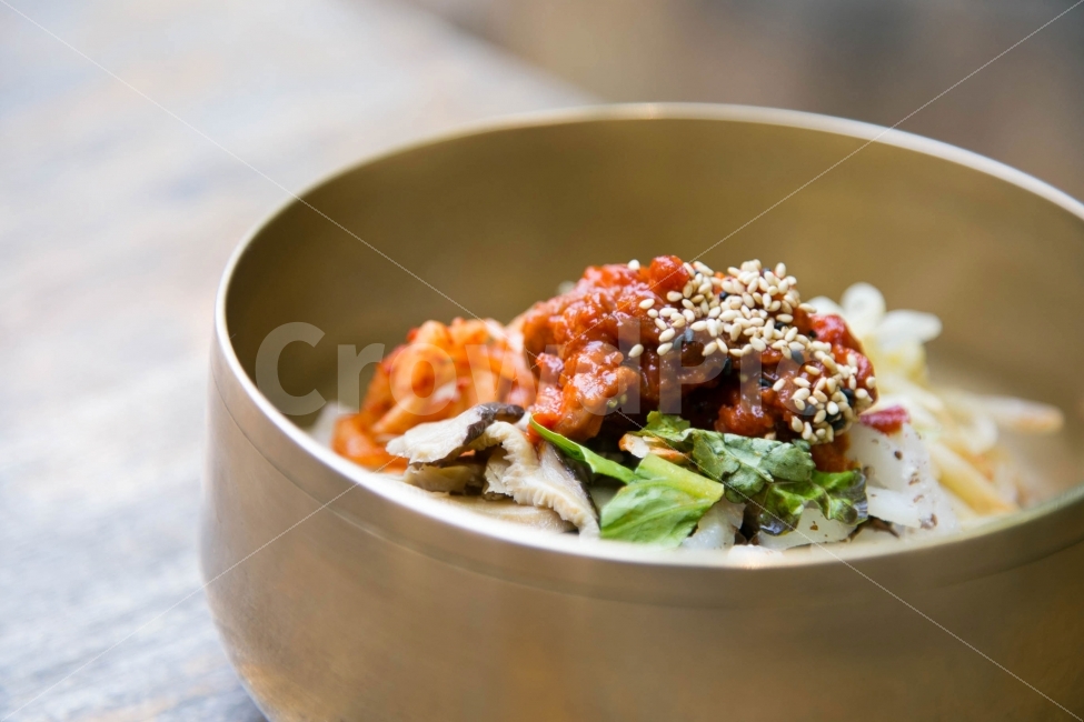 비빔밥,놋그릇,정갈한,음식사진,한식,한국음식,전통음식,맛있는,매콤한,건강한,깨끗한,정성스러운,건강식,고추장,나물,밥,식사,점심식사,밥상,끼니,깨,야채,채소,한그릇,유기그릇,경주,전주,전통,bibimbab,rice,mixed,meal,korea,korean,koreanfood,food,한국전통,한국문화,korean traditional,korean culture,음식,식재료,요리,food,cook,meal,dishes,food reserves,한식,한국음식,한국요리,korean food,korean dishes,korean meal,korean cook