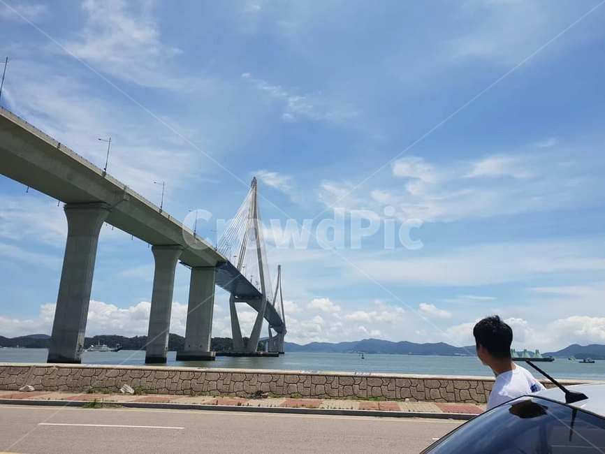 남자뒷모습,다리,바다풍경,하늘,드라이브,휴식