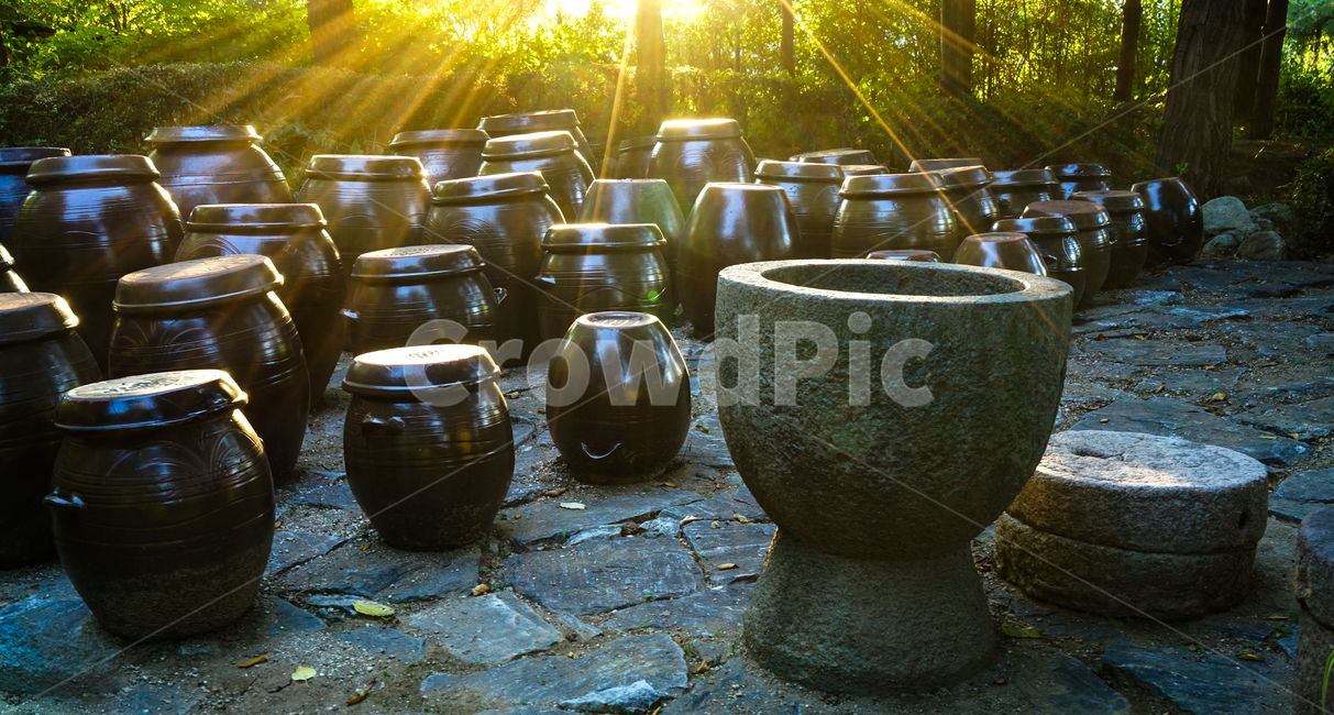 장독대,절구,질그릇,전통,항아리,그릇,햇살,빛줄기,한국전통,한국문화,korean traditional,korean culture,사물,물건,오브젝트,thing,object,matter