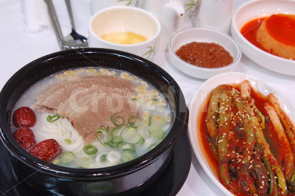 설렁탕,설농탕,탕,국,뚝배기,음식,한식,고기,소고기,대추,김치,파김치,된장,반찬,식사,상,상차림,식탁,한국전통,한국문화,korean traditional,korean culture,음식,식재료,요리,food,cook,meal,dishes,food reserves,한식,한국음식,한국요리,korean food,korean dishes,korean meal,korean cook