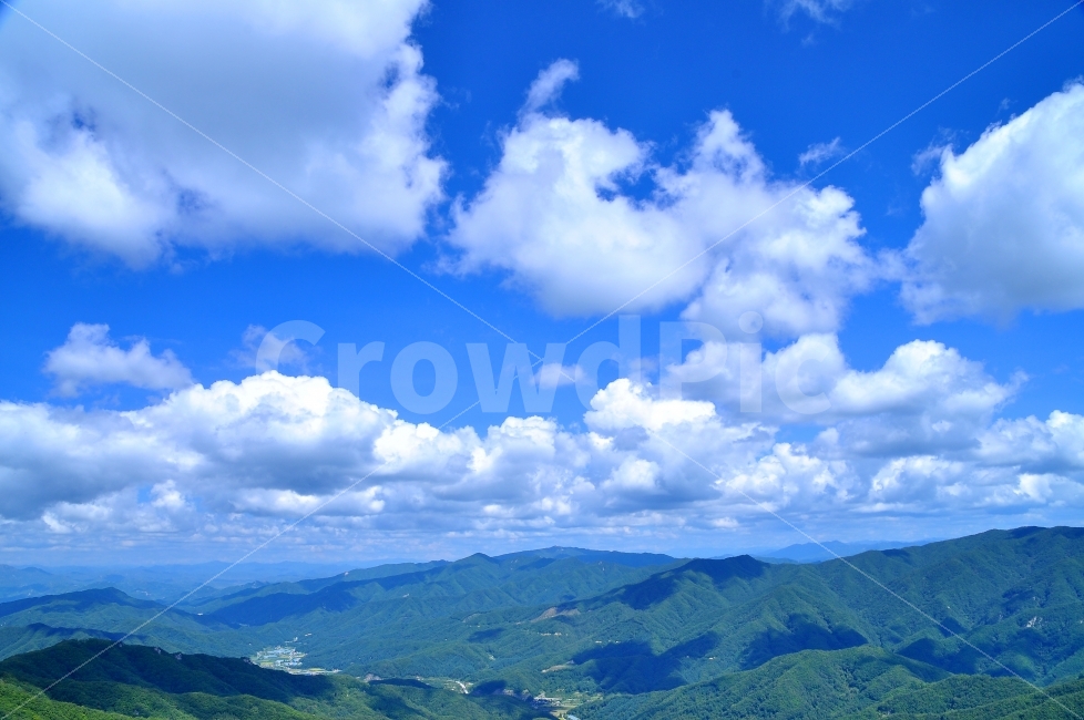구름,뭉게구름,맑은날,하늘,상쾌함,산위에서,서정,시원함,sky,sns,ebook,bluesky,mountain,weather,원경,시안,디자인,디자이너,홈페이지,사보,카다로그,모바일,콘텐츠,마케팅,잡지,광고,전단,배너,팝업,청정,해맑은,산,멀리,바라보다,둥실둥실,기상,날씨,기상청,오염없는,청명,비온후,그림자,햇살,투명,파랑,블루톤,자연,풍경,nature,landscape,outdoors,옥외,azure sky,푸른 하늘
