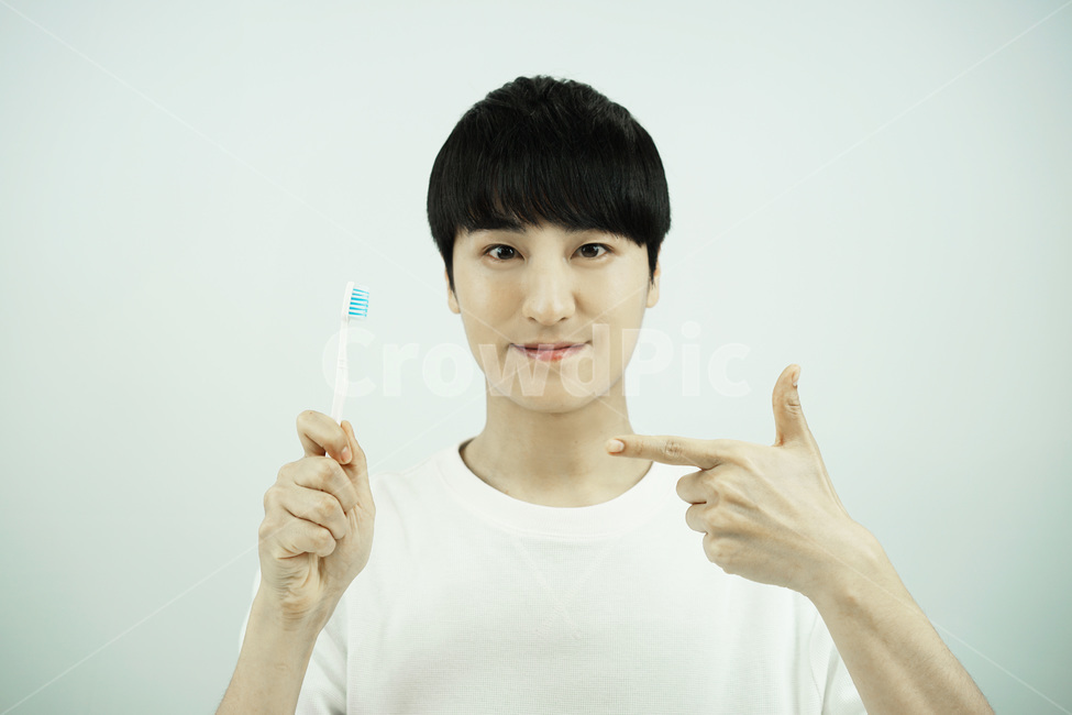 남자,뷰티,스킨케어,피부관리,skincare,양치,양치질,수건,칫솔,남성,그루밍족,사람,인물,인간,human,person,얼굴표정,facial expression,face,남성,남자,man,male,감정표현,기분,feeling,emotion,뷰티,미용,beauty treatment,건강,헬스웨어,헬스케어,healthware,health care