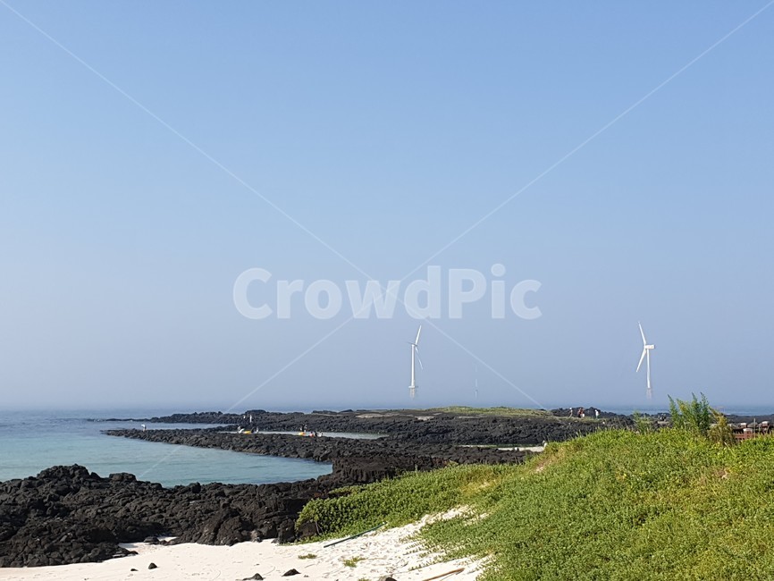 풍경,제주도,제주,바다,바닷가,현무암,겨울,관광지,실외,파도,경치,하늘,해변,해수욕장,풍력,풍력발전,바람,풍력발전소,언덕,터빈,김녕해수욕장,engine,엔진,machine,motor
