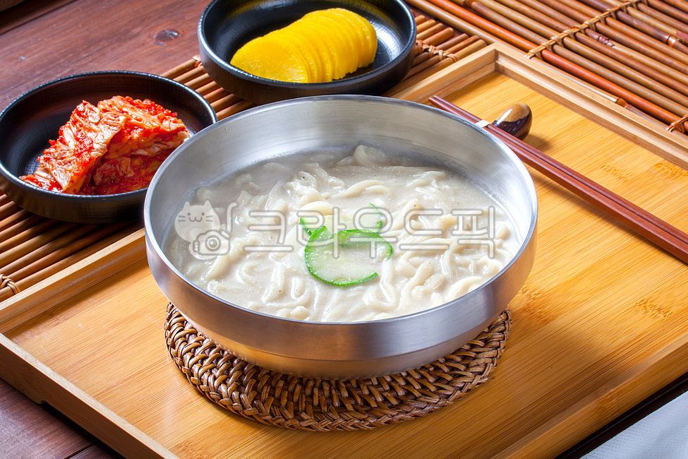 들깨,들깨칼국수,칼국수,국수,면요리,면,밀가루면,밀가루음식,감자칼국수,칼국수면,한국음식점,한국식당,들깨칼국수면,면음식,밀가루요리,밀가루,맛집,먹거리,식재료,민속음식,한국음식,전통음식,호박,들깨가루,감자,김치,단무지,한국요리,전통요리,한식,식당,음식점,식사,점심,점심식사,저녁,저녁식사,별미,건강식,영양식,간편식,food,음식,그릇