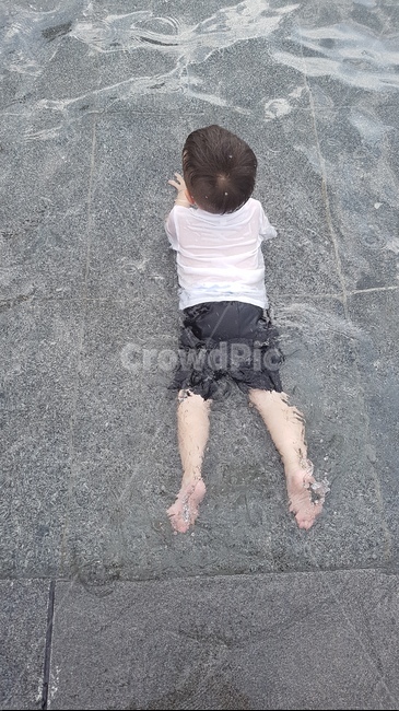 물,여름,물뇔이,아이,딋모습,여름,계절,summer,season,사람,인물,인간,human,person,어린이,어린아이,child,children,kid,shorts,반바지,asphalt,아스팔트