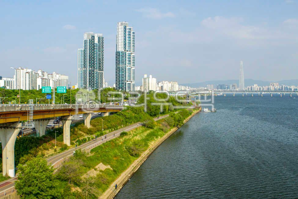 city,Yeongdong Bridge,building,Han River,Seoul,road,tower,Han River Bridge,highrise building,metropolis,nature,Lotte Tower,water,highrise,overpass,outdoors,urban,Cheongdam Bridge,bridge