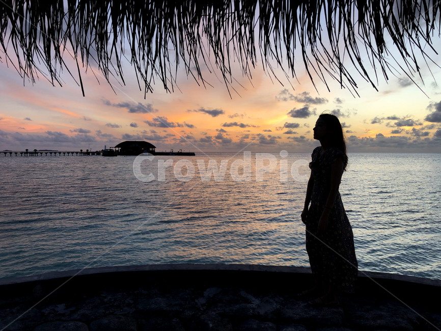 몰디브,maldives,휴양지,섬,island,노을,sunset,여인,women,하늘,sky,구름,cloud,colorful,자연,nature,바다,해변,sea,beach,seaside,실루엣,silhouette,로맨틱,romantic,outdoors,옥외,사람,인물,인간,human,person,인물실루엣,사람실루엣,character,여행,휴가,traveling,vacation,trip,ocean,물,해안선,coast,대양,water,황혼