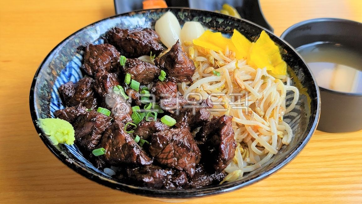 덮밥,고기덮밥,소고기덮밥,스테이크덮밥,비프스테이크덮밥,beefrice,beef,rice,일본음식
