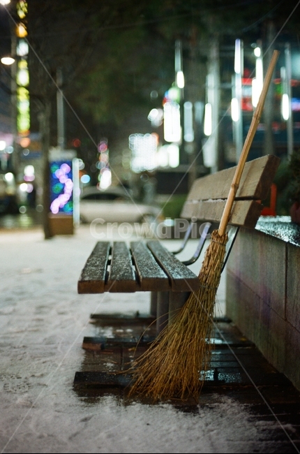 벤치,눈,빗자루,밤,야경,아웃포커싱,거리,길,겨울,계절,winter,season