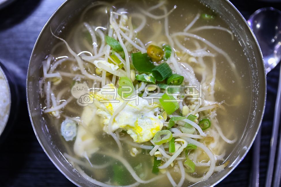 Bean Sprout Gukbap,soup,Bean sprouts,egg,clear food,beansproutssoup,green onion,koreantraditionalfood,Korean traditional food,clearfood,greenonion,beansprouts,earthen pot,earthenpot