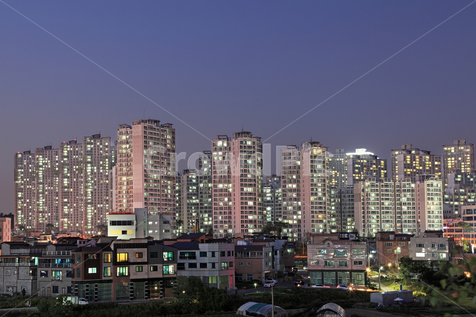아파트,단지,아파트단지,주거,집,주택,부동산,풍경,야경,밤,저녁,불빛,건물,빌딩,고층,고층아파트,고층빌딩,생활,야외,실외,익스테리어,현대,현대적인,건축,건축물,현대건축,하늘,배경,백그라운드,신도시,뉴타운,도시,도심,한국,건축물,건물외관,exterior,building,structure,architecture,construction