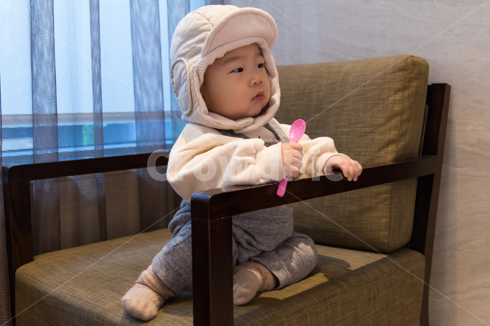 아기,귀여운,귀여운아기,애기,남자아기,남자아이,1살,1명,사람,인물,모델,아기모델,패션,숟가락,분홍색,개구쟁이,얼굴,표정,의자,실내,따뜻한,분위기,커튼,어린,작은,10개월,튼튼한,모자,겨울,겨울옷,겨울,계절,winter,season,사람,인물,인간,human,person,영유아,아기,애기,아이,infants,baby