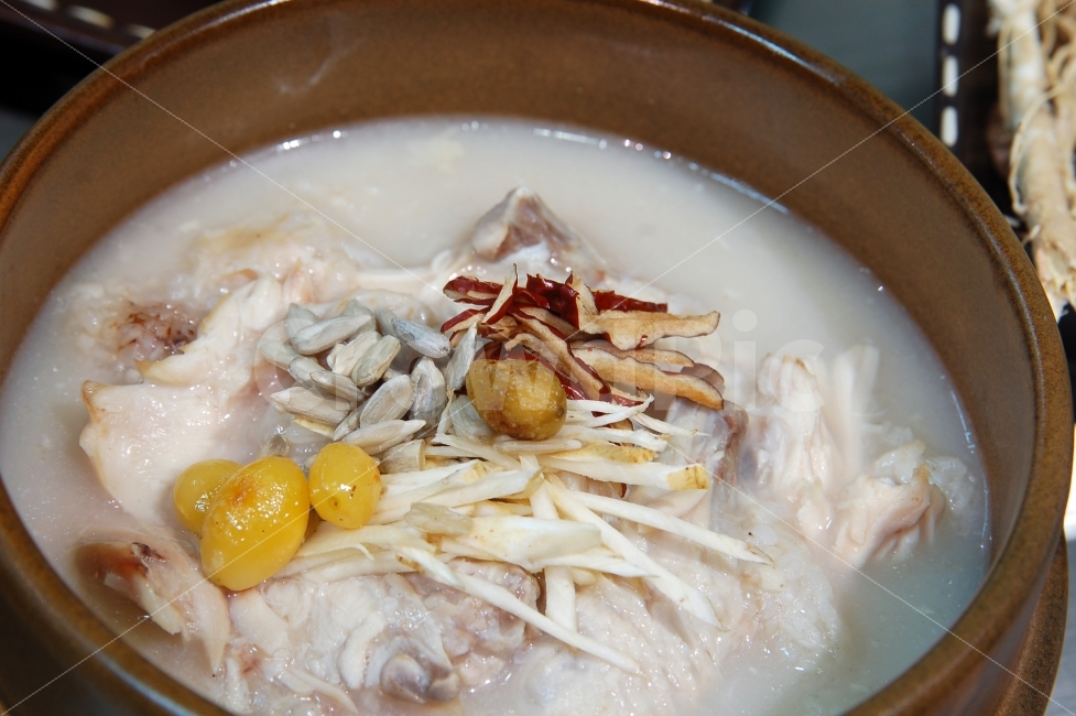 닭곰탕,닭,닭고기,탕,음식,한식,국,닭요리,은행,잣,뚝배기,한국전통,한국문화,korean traditional,korean culture,음식,식재료,요리,food,cook,meal,dishes,food reserves,육류,고기,meat,한식,한국음식,한국요리,korean food,korean dishes,korean meal,korean cook