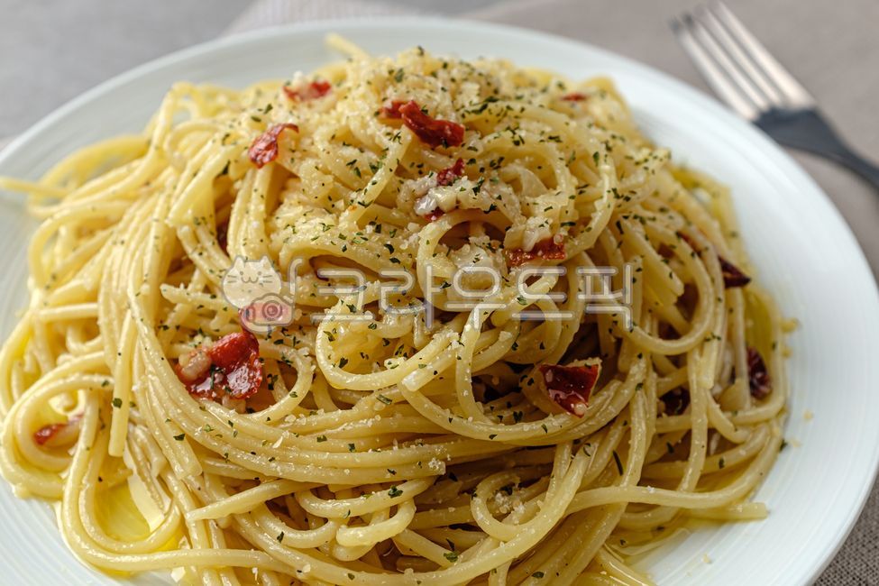 알리오올리오,파스타,스파게티,올리브유,마늘,페페론치노,파마산치즈,치즈,파슬리,음식,식사,식품,식료품,재료,식재료,음식재료,클로즈업,고소한,기름진,느끼한,음식,식재료,요리,food,cook,meal,dishes,food reserves