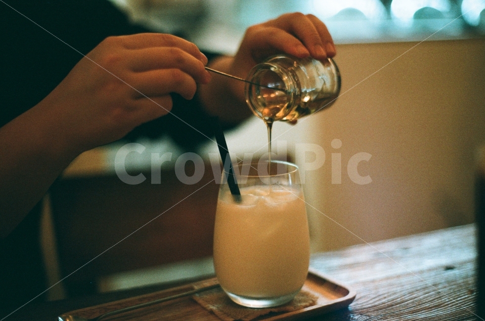 우유,꿀,인물사진,손,달콤한,맛있는,쟁반,테이블,사람,빨대,음료,카페,신선한,필름사진,감성사진,milk,honey,personal,hand,sweety,delicious,tray,table,human,straw,drink,cafe,fresh,film,sensitive,사람,인물,인간,human,person,신체일부,몸,body,음료수,drink,beverage,감성,sensible,feeling