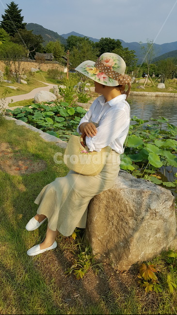 연못,모자쓴여인,여름,꽃모자,라탄가방