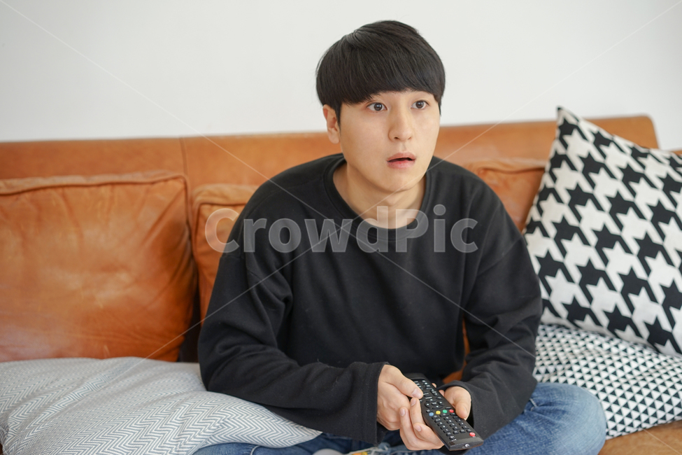 쇼파,소파,휴식,남성,남자,거실,휴일,sofa,실내,쿠션,rest,가구,티비시청,tv,텔리비전,리모콘,리모컨,집중,놀람,집콕,방구석,일상,집돌이,사람,인물,인간,human,person,남성,남자,man,male