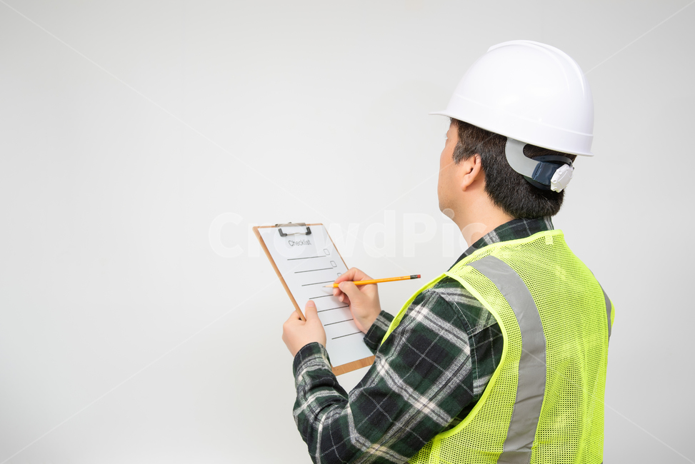 front view,Check,white background,hand gestures,Asian,working environment,building,safety,copy space,middleaged,hat,worker,laborer,work,Attention,blank space,Japanese,labor,upper body,hard hat,50s,male,daily worker,father,concept,industry,administrator,in