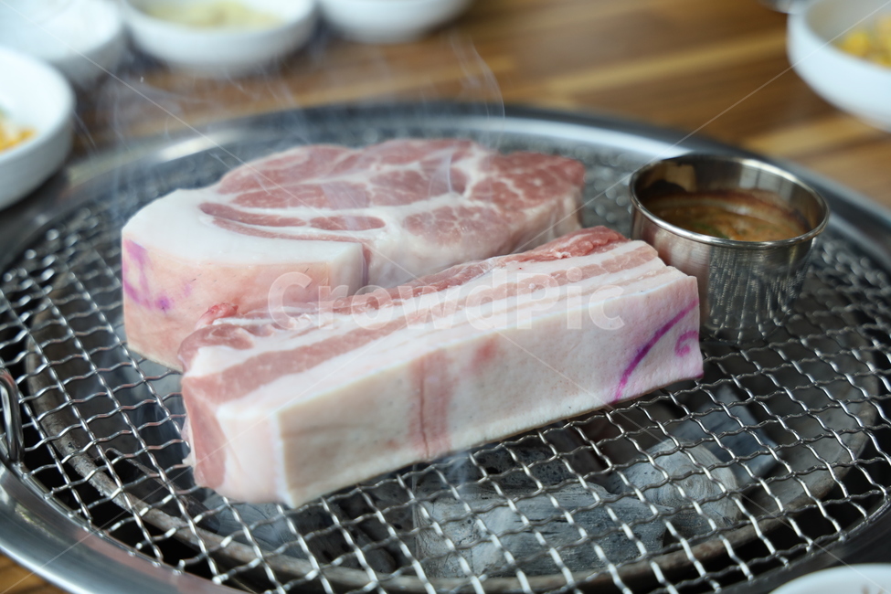 근고기,돼지고기,흑돼지,삼겹살목살,불판,참숯,음식,식재료,요리,food,cook,meal,dishes,food reserves,육류,고기,meat
