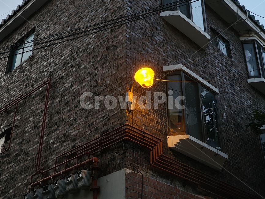 벽돌,brick,건물,가로등,불빛,온기,새벽,새벽가로등,한국건물,건축물,건물외관,exterior,building,structure,architecture,construction