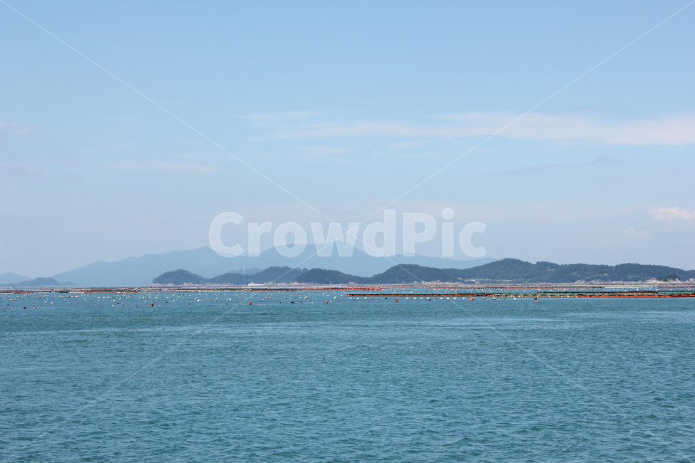 beach,blue,cloud,coast,coastline,day,far,island,mountain,nature,ocean,sea,sky,water,wave,하늘,구름,파랑,블루,먼산,산,섬,바다,물결,푸른바다,풍경,자연,파란색,양식,양식장,어업,어촌,바닷물,에메랄드빛,낮,자연,풍경,nature,landscape,land,땅,outdoors,옥외,대양,물,shoreline,해안선,연안