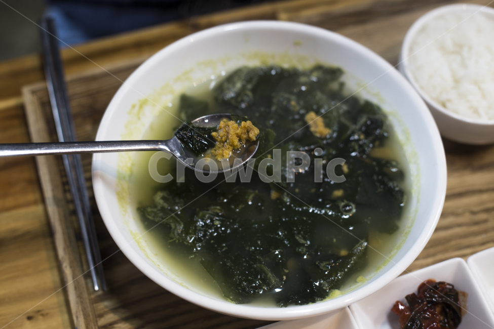 미역국,국,성게,성게미역국,미역,국물,음식,숟가락,밥,음식,식재료,요리,food,cook,meal,dishes,food reserves,한식,한국음식,한국요리,korean food,korean dishes,korean meal,korean cook