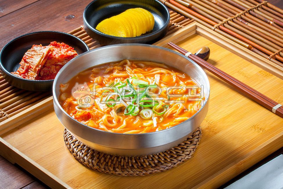 칼국수,김치,김치칼국수,얼큰칼국수,국수,식사,점심,점심식사,저녁,저녁식사,음식,한식,한국음식,전통음식,민속음식,전통칼국수,요리,전통요리,한국요리,맛집,식당,별미,면,면요리,야채,채소,대파,단무지,food,국수요리,밀가루,식재료,밀가루요리,간편식,음식점,한국음식점,가정식,칼국수면,국수면,김치국수,김치요리,그릇,접시