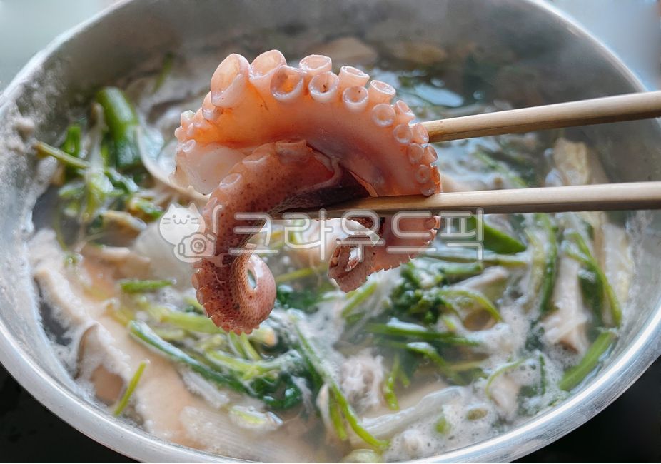 샤브샤브쭈꾸미,쭈꾸미샤브샤브,샤브샤브,쭈꾸미,활쭈꾸미,생물쭈꾸미,야채,채소,육수,채수,미나리,쑥갓,음식,식사,젓가락,해물,해산뮬,물,meal,food,seafood