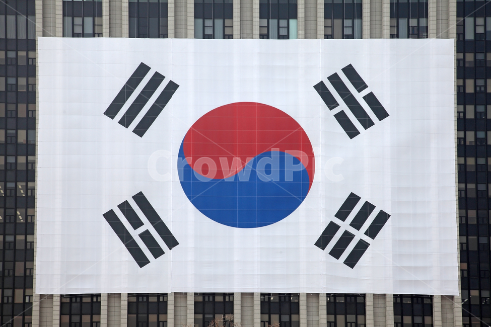 태극기,국기,게양,국기게양,한국,대한민국,애국,애국심,정부종합청사,건물,빌딩,국경일,삼일절,31절,31절,광복,광복절,야외,실외,도시,도심,서울