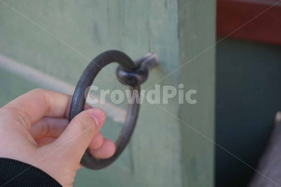 손,열다,open,문고리,비밀,해소,한국전통,한국문화,korean traditional,korean culture,사람,인물,인간,human,person,신체일부,몸,body
