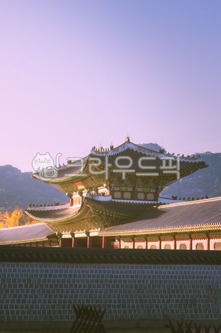 경복궁,서울경복궁,한국전통건축,궁궐,조선궁궐,고궁,전통건물,한국궁궐,한국문화유산,전통문화,한옥,한옥지붕,문화재,조선시대,전통양식,고궁풍경,전통건축미,동양건축,한국전통,궁궐의아침,왕궁,궁궐지붕,단풍,가을