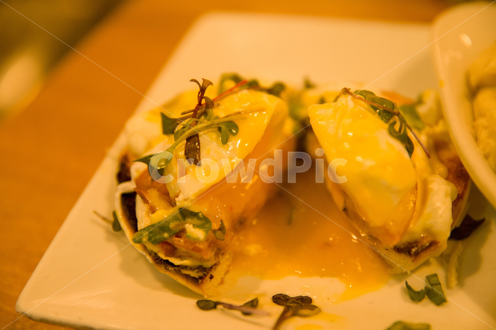 breakfast,closeup,cooking,delicious,dinner,dish,egg,eggbenedict,food,fresh,gourmet,healthy,meal,natural,nutrition,organic,plate,raw,slice,sweet,tasty,white,yellow,에그베네딕트,달걀요리,브런치,아침식사,요리,음식,식사,아침밥,미국음식,양식,베네딕트,채식,건강,노른자,달걀,계란