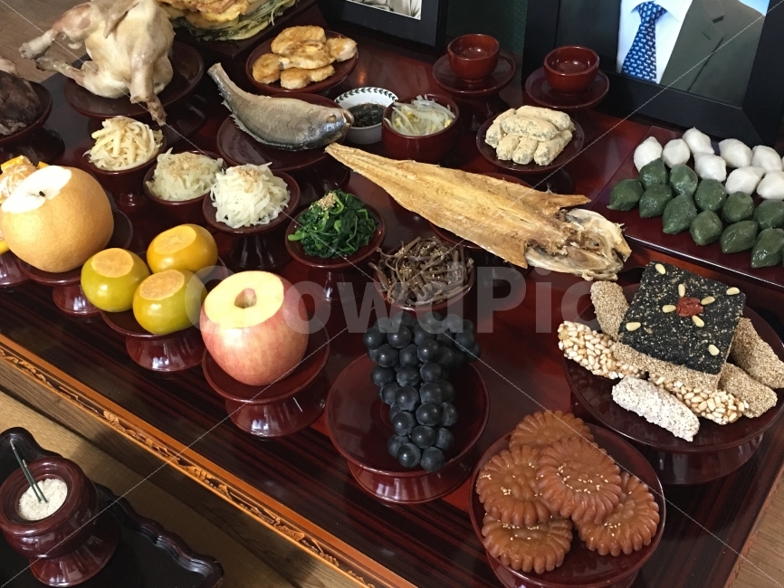 명절,차례,제사,추석,제삿상,한가위,송편,유교,문화,과일,사과,배,포도,감,약과,향,나물,북어,고기,음식,제사음식,제기,유교문화,한과,목재,설날,한국전통,한국문화,korean traditional,korean culture,음식,식재료,요리,food,cook,meal,dishes,food reserves,한식,한국음식,한국요리,korean food,korean dishes,korean meal,korean cook