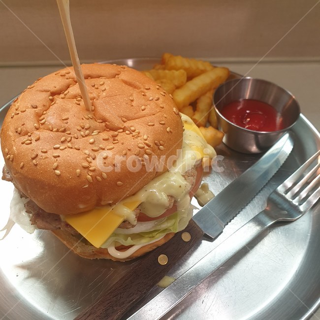 햄버거,음식,식사,감자튀김,수제버거,맛있는,포크,나이프,점심,저녁,음식,식재료,요리,food,cook,meal,dishes,food reserves,양식,서양음식,서양요리,western food,western dishes,western meal,western cook