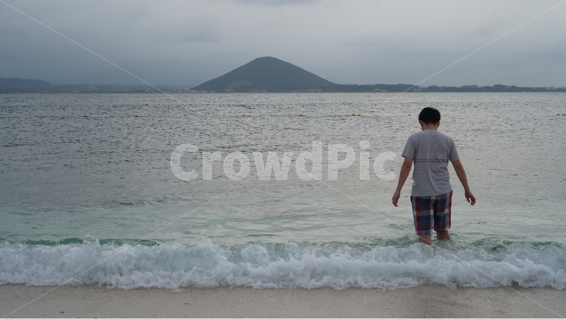바다,수평선,하늘,파란,파도,물결,제주,제주도,우도,남자,풍경,수영,sea,horizon,sky,blue,wave,jeju,jejuisland,jejudo,udo,man,view,swim,swimming,자연,풍경,nature,landscape,해변,바다,beach,sea,제주도,jeju,jeju island,사람,인물,인간,human,person,남성,남자,man,male,water,물,ocean,대양,outdoors,옥외,clothing,의류,shorts,반바지,apparel,의복