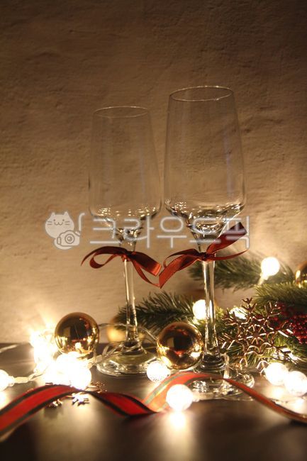 크리스마스,파티,연말,카피공간,배경,와인잔,오너먼트,골드,심플,벽,리본,빨간색,빨강,레드,톤앤톤,glass,유리,공,잔,와인파티,초대,wineglass,와인잔,와인,전구,조명,알전구,빛,반짝이는,lighting,어두운,어둠,메리크리스마스,성탄절,merry christmas