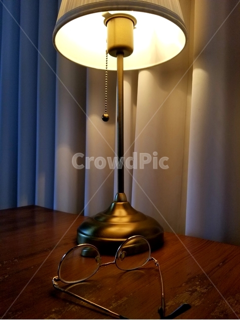 lamp,램프,wood,나무,아늑함,고요함,안경,glasses